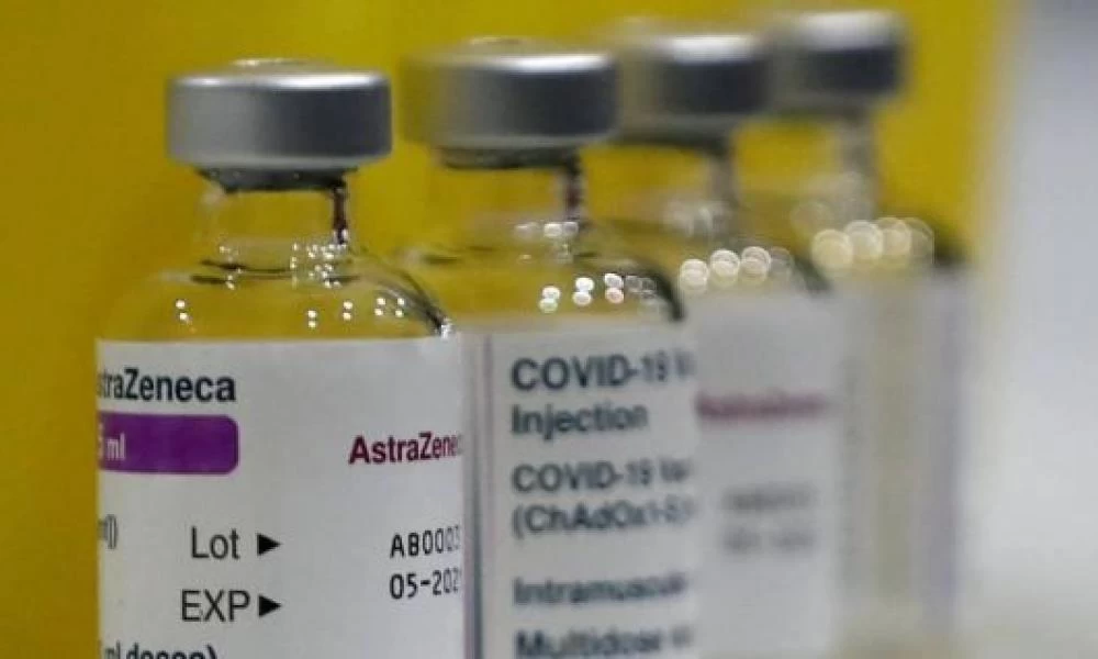 Politico: Η Ε.Ε. θα κινηθεί νομικά κατά της AstraZeneca για τα εμβόλια